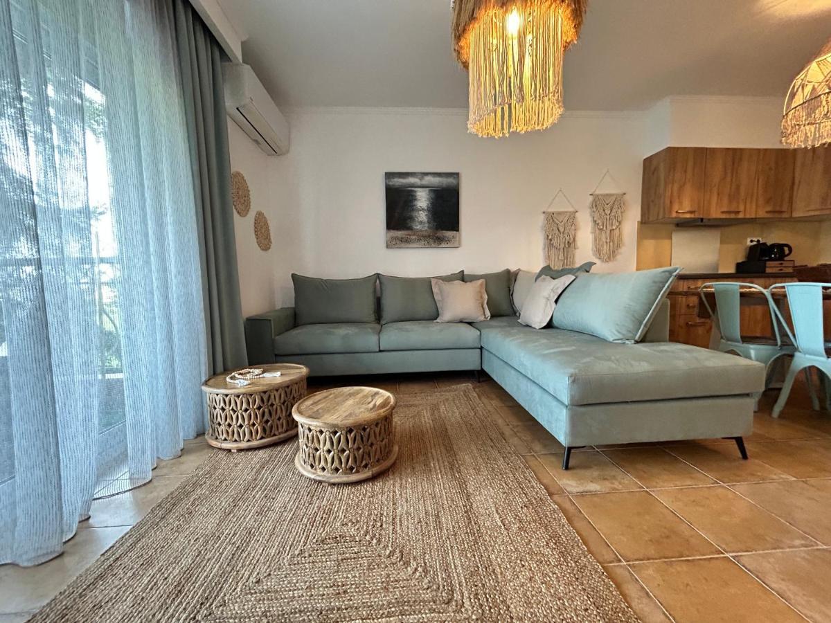 Calliopes By The Sea Boutique Suites Паралия Дионисиу Екстериор снимка