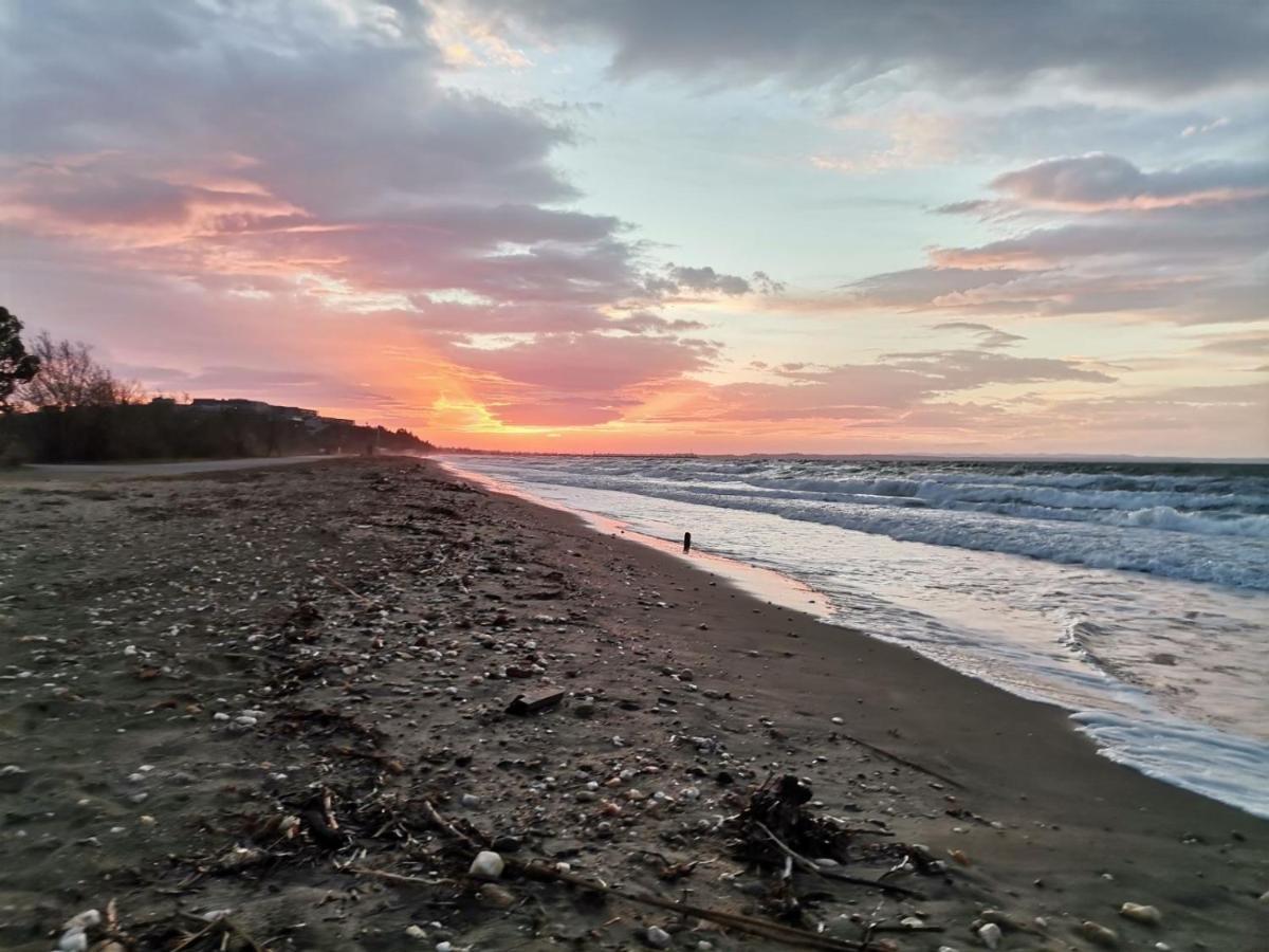 Calliopes By The Sea Boutique Suites Паралия Дионисиу Екстериор снимка
