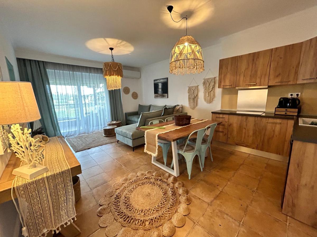 Calliopes By The Sea Boutique Suites Паралия Дионисиу Екстериор снимка