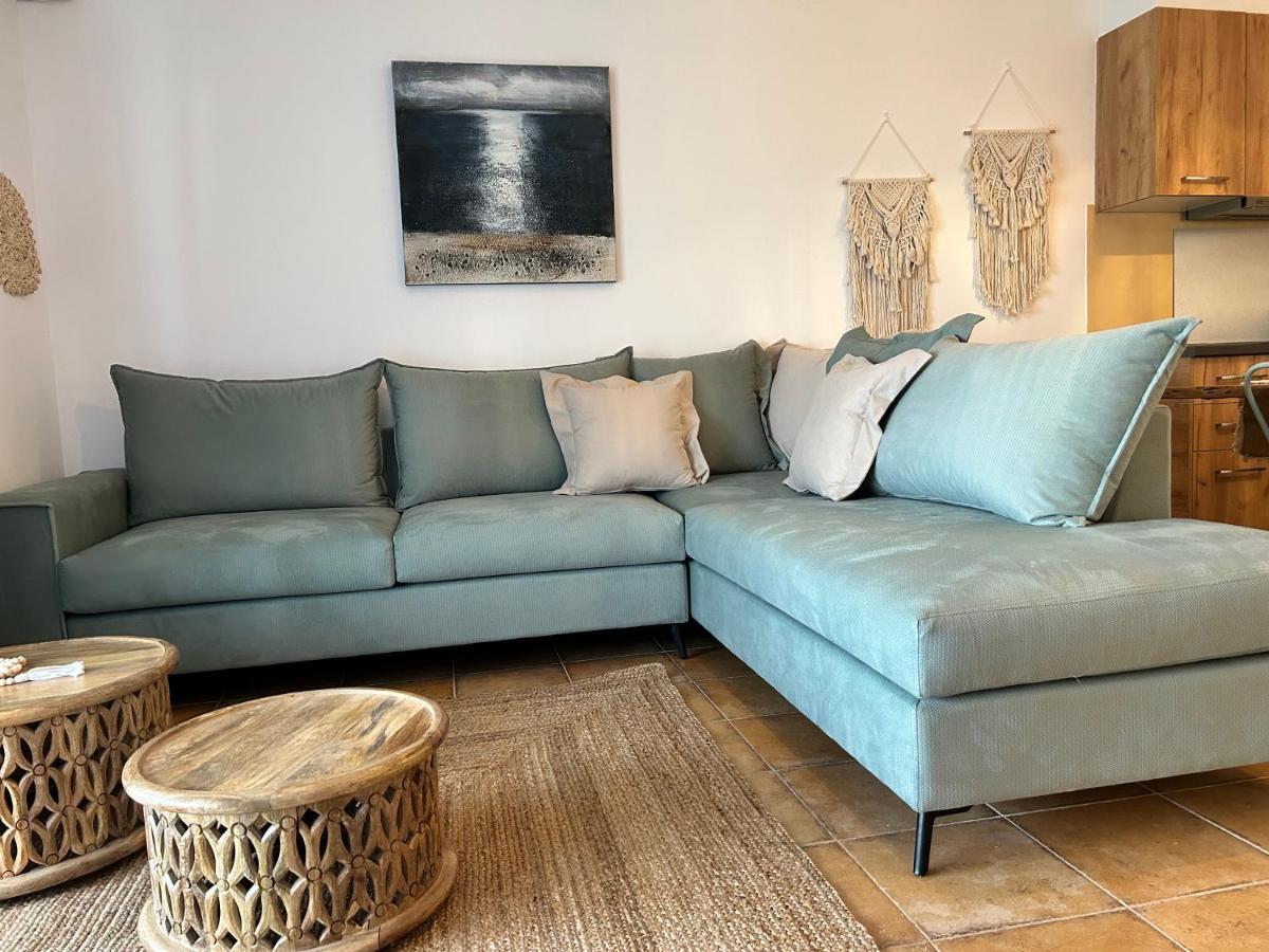 Calliopes By The Sea Boutique Suites Паралия Дионисиу Екстериор снимка