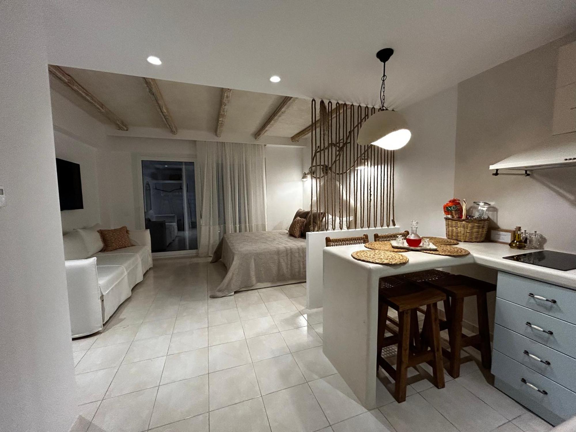 Calliopes By The Sea Boutique Suites Паралия Дионисиу Екстериор снимка
