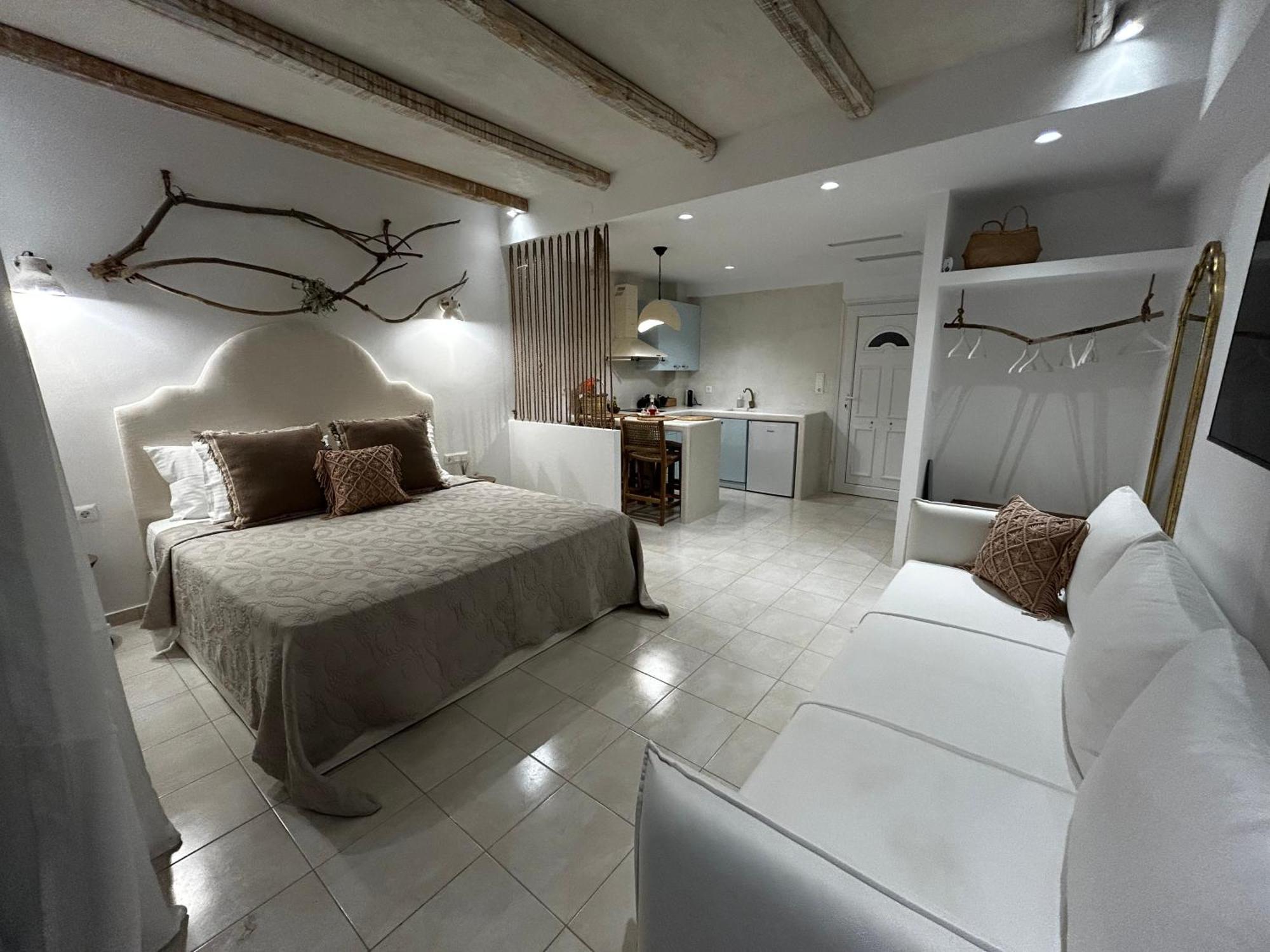 Calliopes By The Sea Boutique Suites Паралия Дионисиу Екстериор снимка